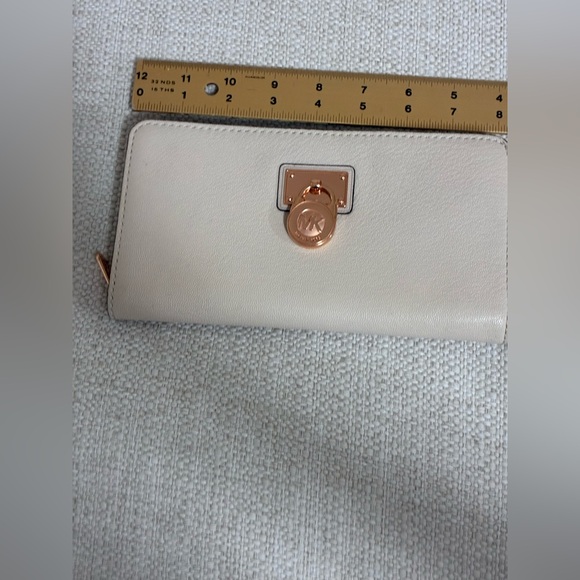Michael Kors EUC Hamilton Traveler zip-around wallet cream/buff pebbled leather - Picture 13 of 15